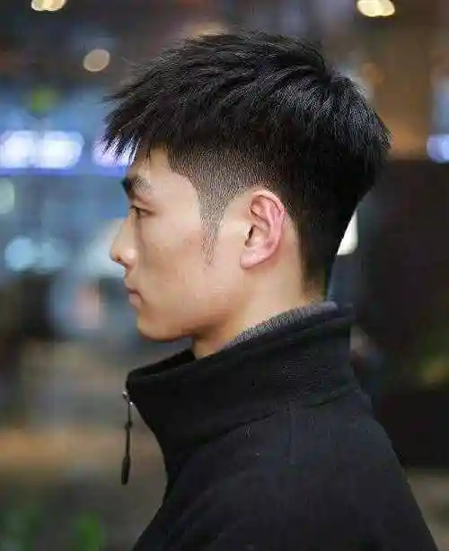 头发粗硬,两边容易炸的男生留什么发型适合?