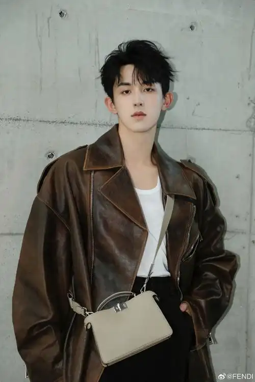 fiction身着2023秋冬男士系列,搭配peekaboo手袋,利落