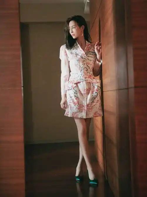 原创张钧甯宣传唐人街探案3穿印花拼接连衣裙大长腿吸睛十足