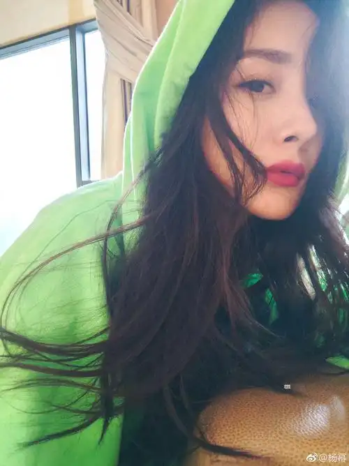 杨幂晒自拍眼神迷离性感撩人粉丝留言与猫争宠