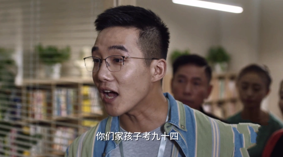 《小舍得》钟老师被辞退,比起开辅导班,更严重的是他的教学理念