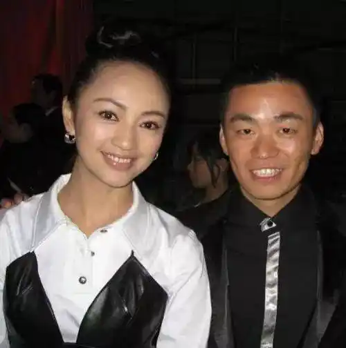 27岁凭一剧成名,王菲给她当伴娘,45岁掌管半个娱乐圈明星_罗海琼_费麒