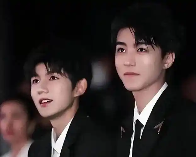 王俊凯养嫂子事件被扒实锤,与杨柳穿情侣鞋,人前避嫌人后黏一起_偶像