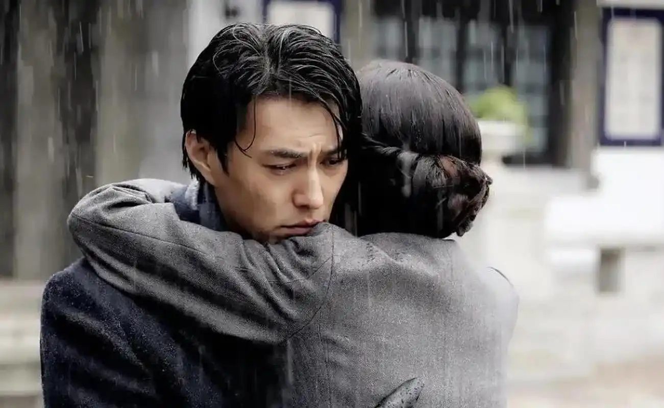 电视剧《无间》第十五集,其中一段剧情,老奸巨猾的银行行长醒来对花