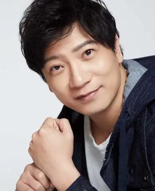 2014年,当代都市剧《大丈夫》里演任大伟,同年,主演城市喜剧《老爸