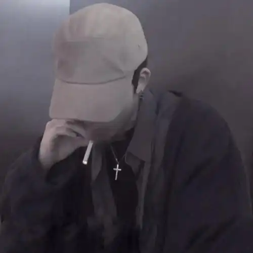 悲伤吸烟人_伤感男生头像图片_扣扣居