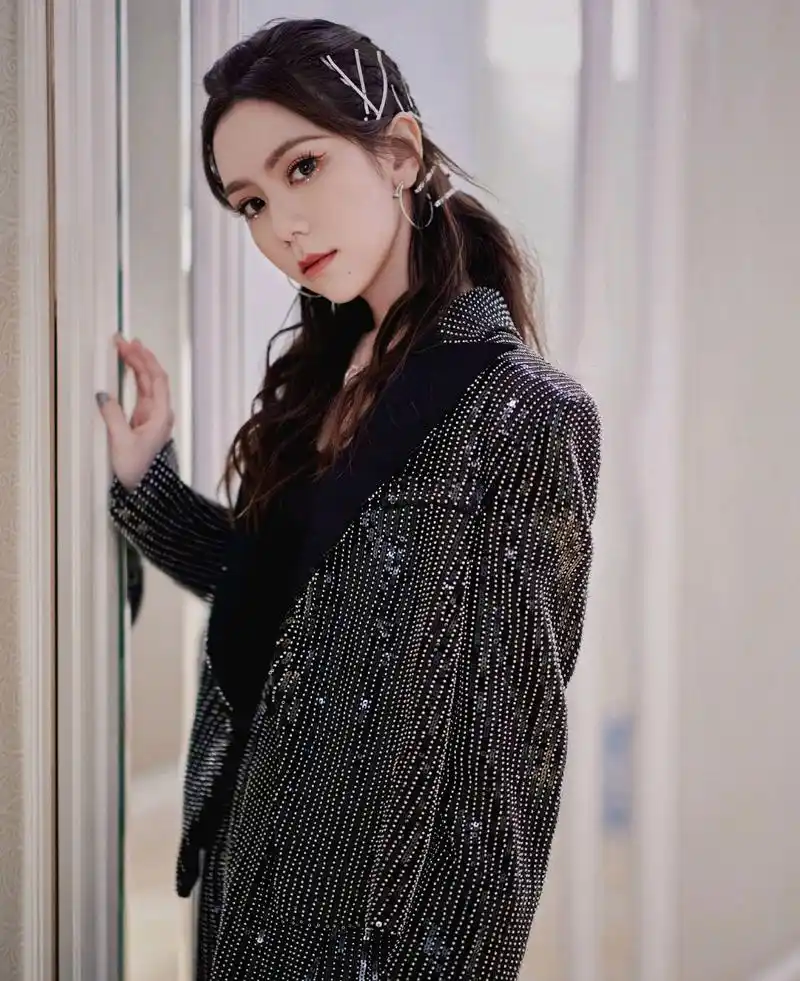 靓丽十足的邓紫棋