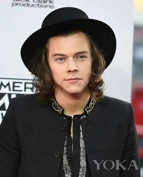 首先想到哈卷, one direction成员 先来头发较长的 很明显颜值过关