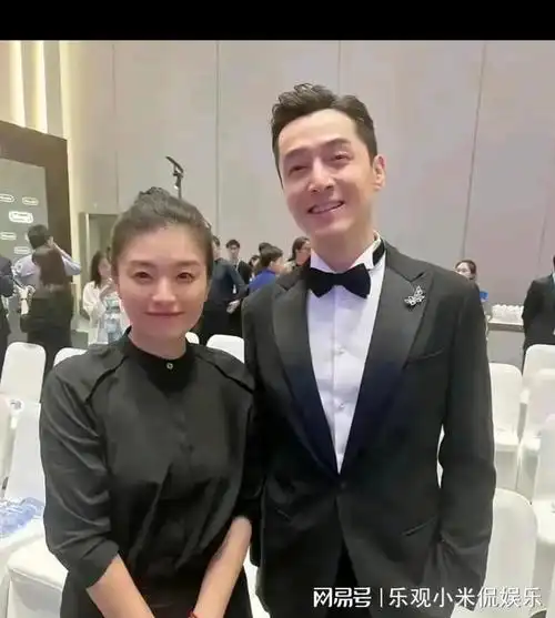 胡歌老婆素颜出镜配他足够,妻子出席颁奖典礼,娶女助理以下几点