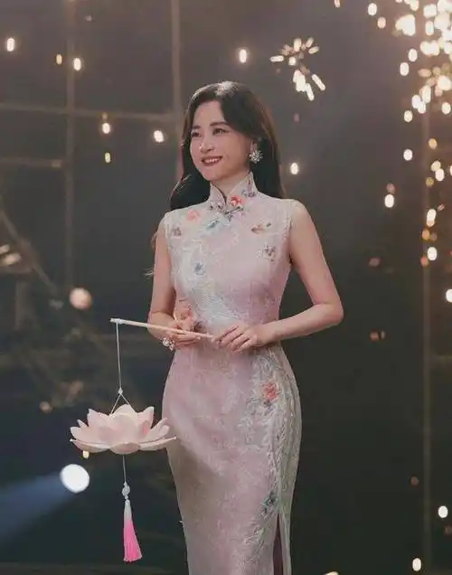 贾玲瘦身后的机场形象引起争议网友称以前的是假玲