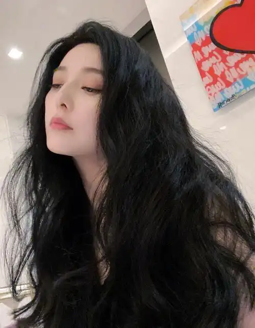 原创范冰冰回家晒怼脸自拍长发和盘头照对比发量惊人她说臭美一会儿