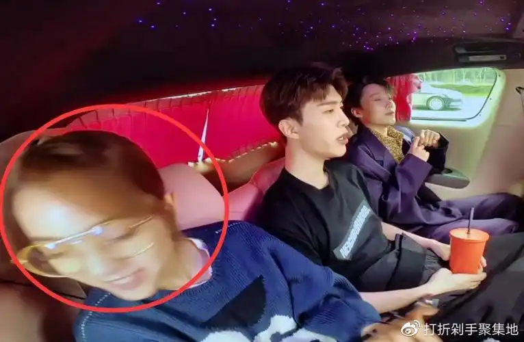 范丞丞和刘雨昕暧昧当众牵手靠肩欧阳娜娜的反应像极了吃醋的女友