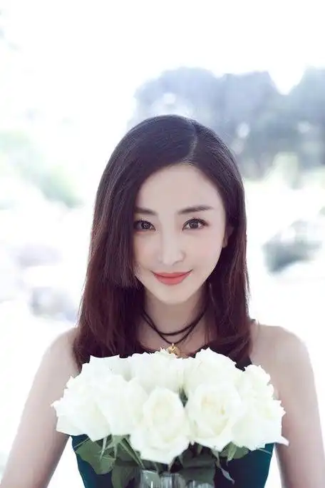 长着一张瓜子脸,一双大眼睛的女演员林静外型上颇有古典气质,年纪轻轻