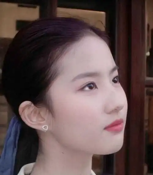 刘亦菲是全家最丑?看到爸爸妈妈表姐小姨的照片,网友:我信了