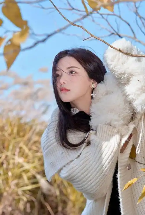 在这个初春时节,让我们随着杨超越的步伐,感受生活的美好,享受清新