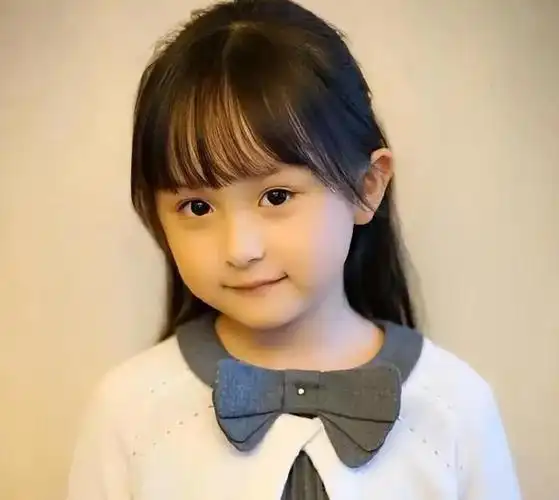 她很快就获得了大众的关注,因为她有着漂亮的脸蛋和漂亮的脸蛋.