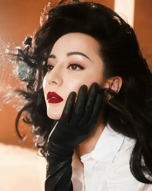 我们小迪就是最美建模脸! 67迪丽热巴《时尚芭莎》八月刊大片来了!