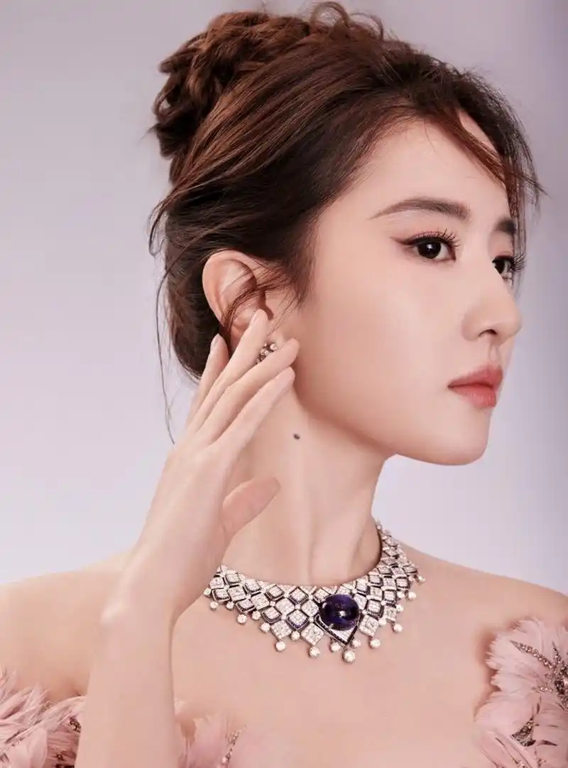 演绎宝格丽高级珠宝的刘亦菲美翻了        刘亦菲,这位全球品牌代言