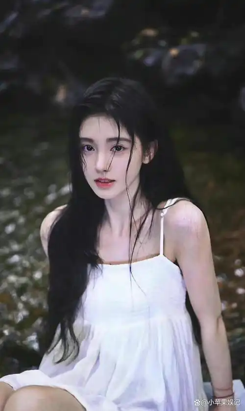 女明星的黑长直造型,没被热巴杨幂赵露思惊艳,却被鞠婧祎美到了