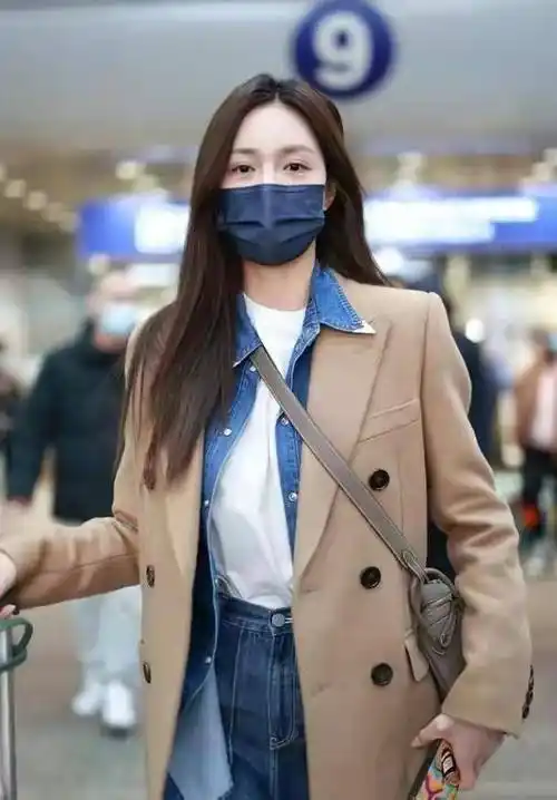 沈梦辰机场露面,被讨喜糖微笑回应,婚礼应该不远了吧_杜海涛_网友