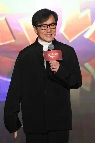 66岁成龙自曝拍摄现场溺水险丧命,消失40多秒,导演都急哭了