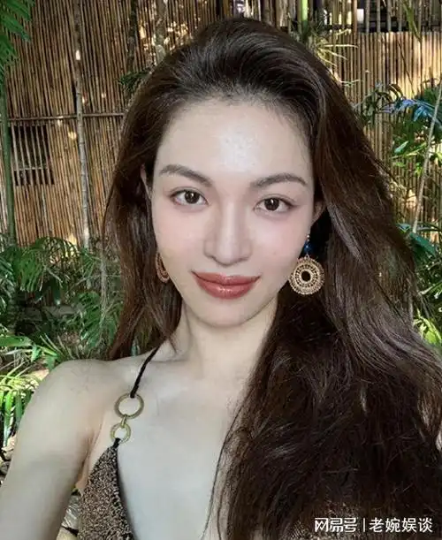 钟楚曦身上条条带带很性感大嘴美女吃四方优雅又大气旺夫相