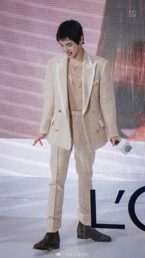 华晨宇yu全身闪闪发光,笑容超甜超治愈!