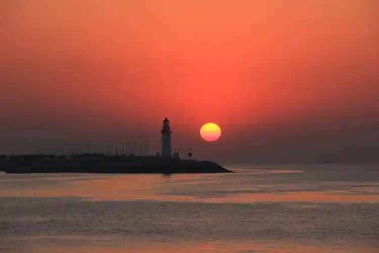 青岛情人坝灯塔日出全过程