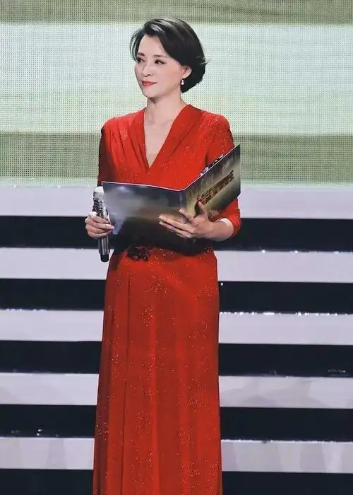 从央视一姐到销声匿迹,董卿49岁今天的不同,揭秘她的现状