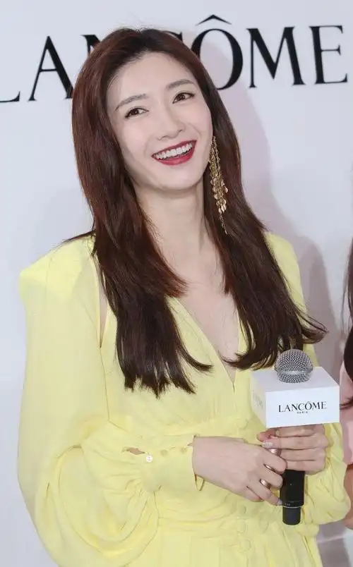 江疏影穿嫩黄色短裙清新靓丽比心微笑为粉丝画口红可可爱爱