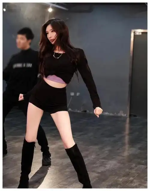 江疏影跳舞照彻底火了!当她躺在地上那一刻,才知道她腿有多优越_照片