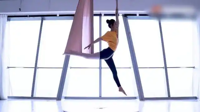 31岁李沁练空中瑜伽好美67丝67带上劈叉身姿婀娜新剧搭档任嘉伦