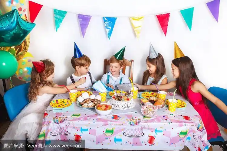 一群快乐的孩子在家里庆祝生日派对.