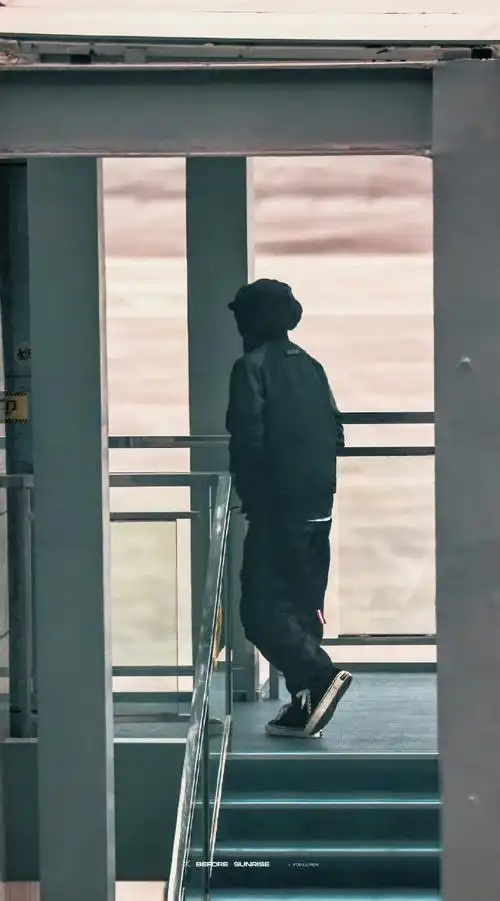 时代少年团-刘耀文all black造型现身机场,帅气十足,背影好有安刃感