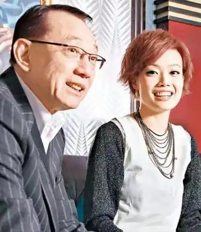 1998年,杨受成把容祖儿叫到酒店唱歌,容祖儿一进房门差点吓破胆