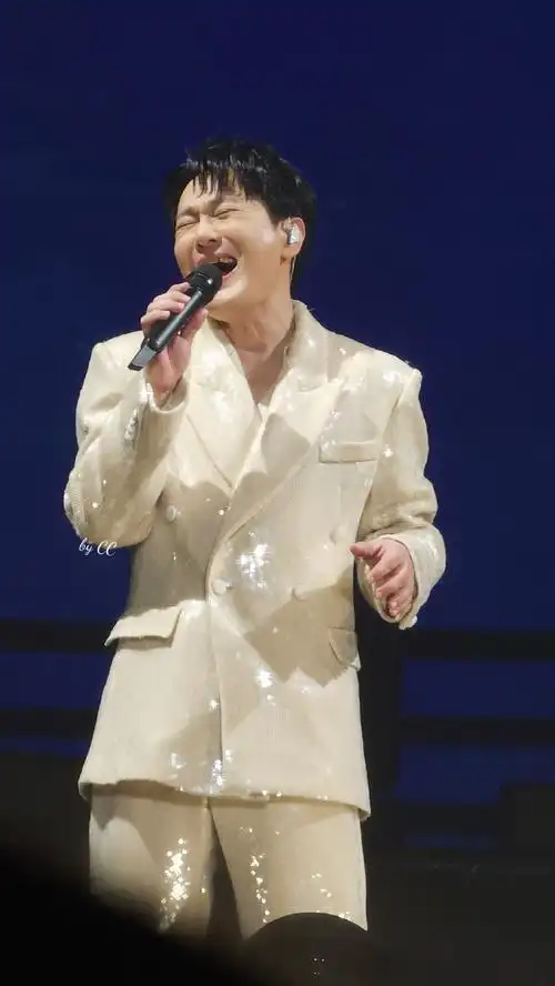 張信哲超话0518 绍兴站 白色亮片西装的你笑得好甜 好暖 好撩#张信哲