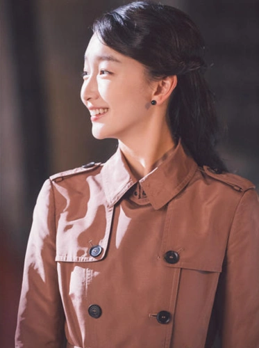 谍战剧《麻雀》正在热播 周冬雨制服剧照(图)