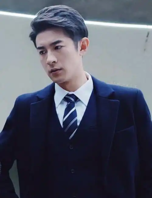 挖掘到一枚优质斯文帅哥,戴着眼镜的季肖冰真的帅到炸