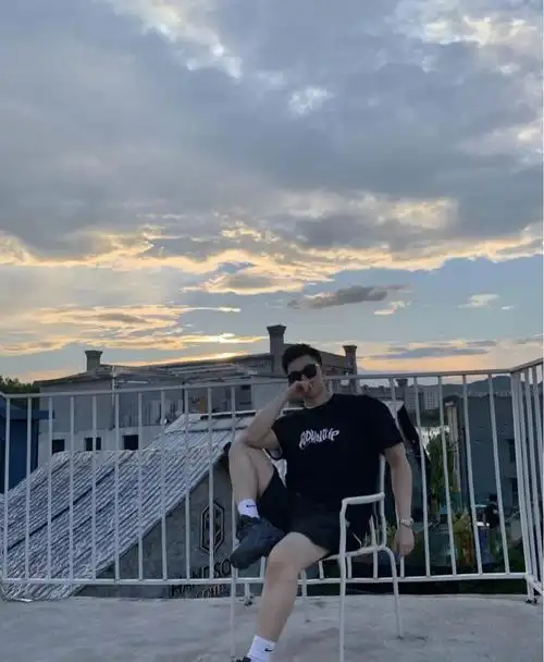 组图:小可爱男生的日常生活,不喜欢运动的他,身材也不过如此!