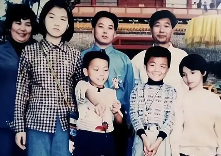 郭威姚策小时候的照片被人曝光,相比之下谁过的好谁不好一目了然