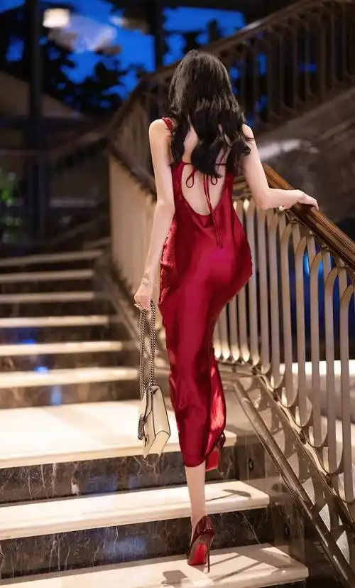 搭配一双同色系的红色高跟鞋,不仅提升了她的整体高度,更增添了一抹