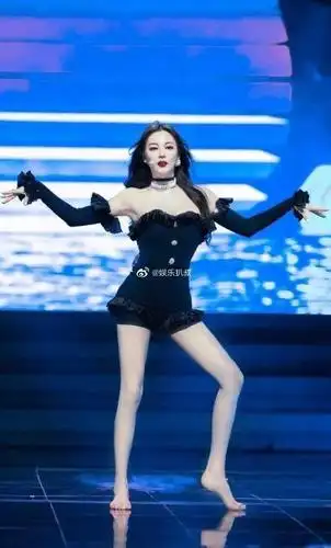 张雨绮和金晨身高体重都一样!但俩人坐一块张雨绮起码重个十几斤