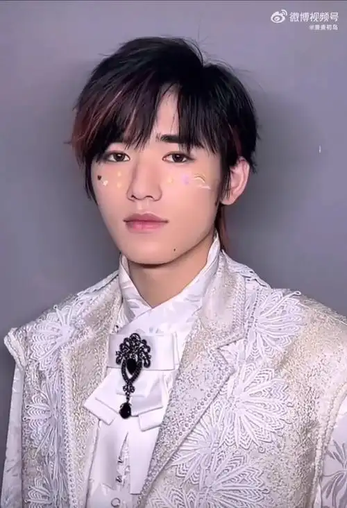 宋亚轩挑染红发造型#爱豆就是要染发,好帅的一张脸,这谁能不心动!