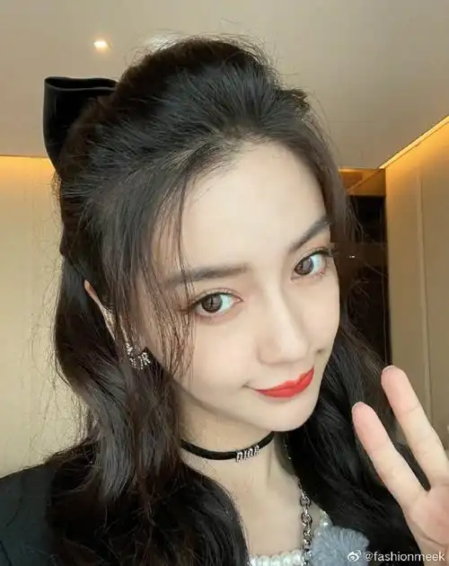 angelababy晒樱花自拍