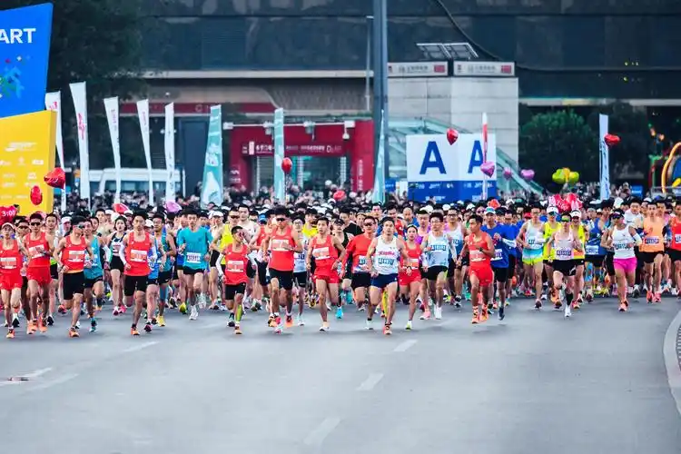 组图如期而至西安马拉松今日鸣枪开跑
