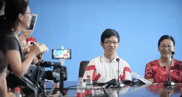 原创他是北京高考状元,平均每科丢分不超过9分,小学从来没请过假