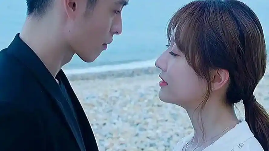 他在逆光中告白:这个板凳吻太帅了吧!