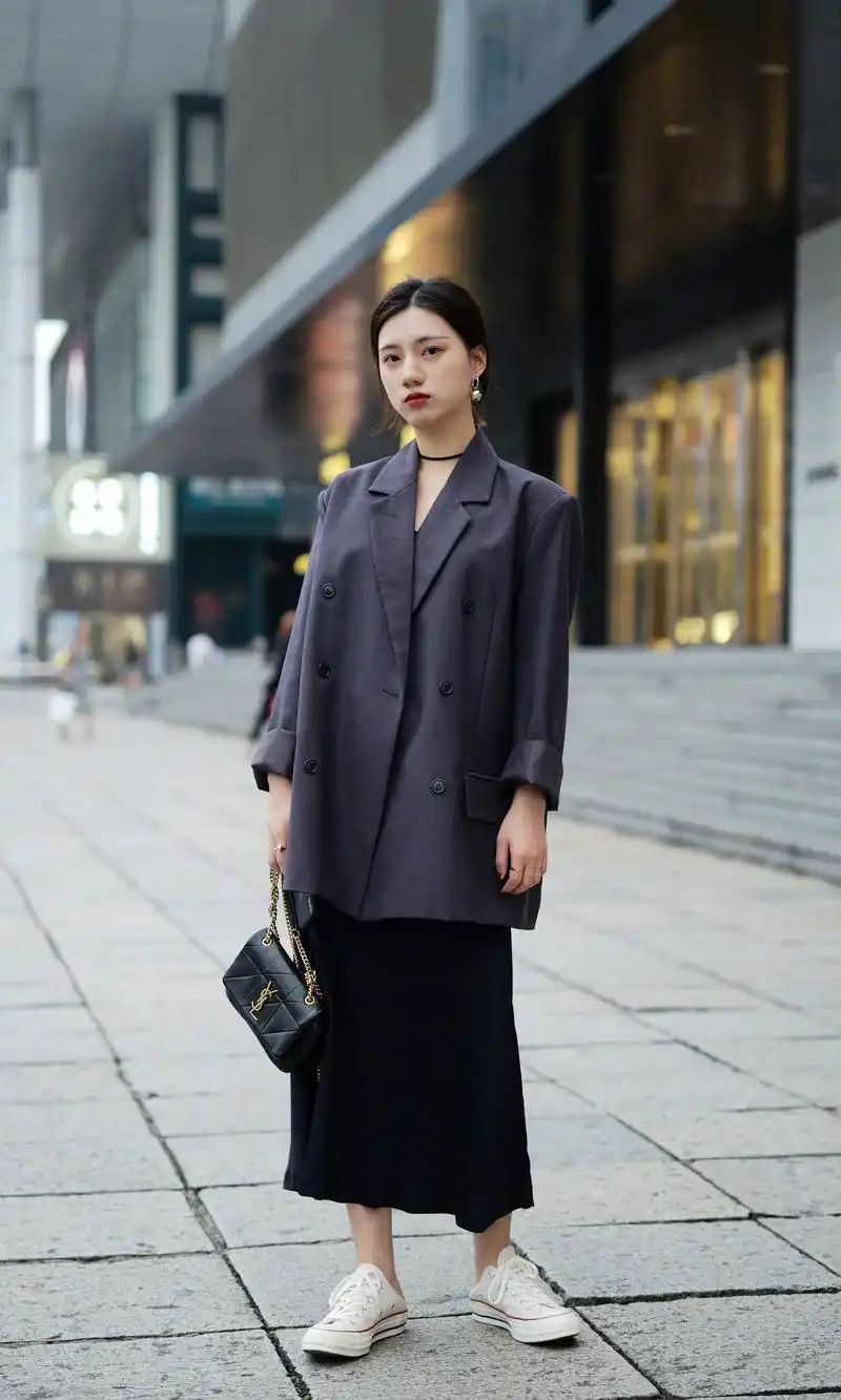 街拍:第七位小姐姐穿着真个性,这样的穿搭你敢尝试吗?