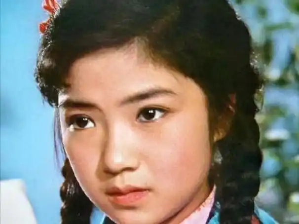 七十年代的年轻女孩都梳着长辫子,齐腰长的两个大辫子,油光发亮,编成