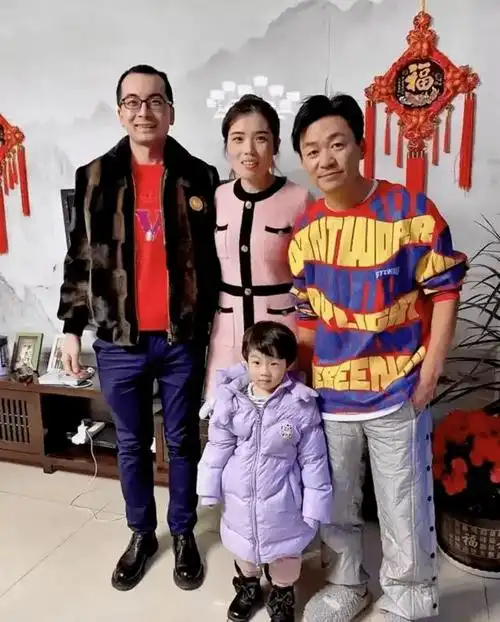 王宝强没身高没气质,同框方琼像隔辈,一个农村大叔一个优雅姐姐_显得